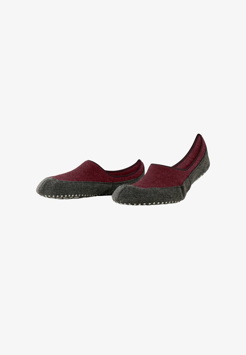 Un paio di pantofole basse, senza lacci, con tomaia in tessuto bordeaux e suola grigio scuro con piccoli punti bianchi antiscivolo.