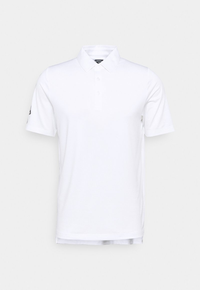 Chemise polo blanche en tissu lisse, avec un col classique, une patte de boutonnage à trois boutons et un accent logo sur la manche courte.