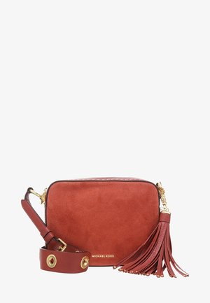 Rote Wildleder-Crossbody-Tasche mit einer Kette in Goldoptik und einem Ledertragegurt, ausgestattet mit einem Quastendetail und einem geprägten Logo auf der Vorderseite.
