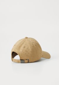 Texturierte beige Baseballmütze mit einem verstellbaren Riemen hinten, ausgestattet mit einem dezenten Musterdesign und einer abgerundeten Krone.