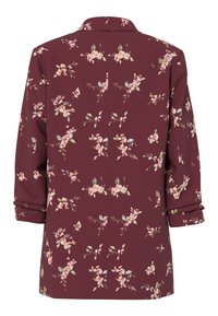 Burgunderfarget blazer med oppbrettede ermer med et mønster av små rosa og hvite blomsterklynger og grønne blader.