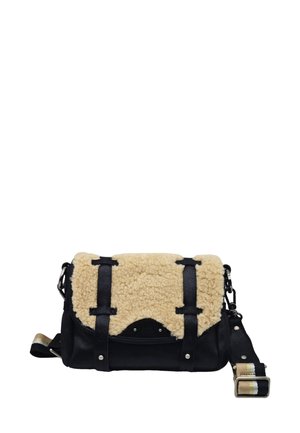 Sac bandoulière noir et beige avec un rabat moelleux beige, des sangles noires avec des rivets argentés, et une bandoulière ajustable rayée.