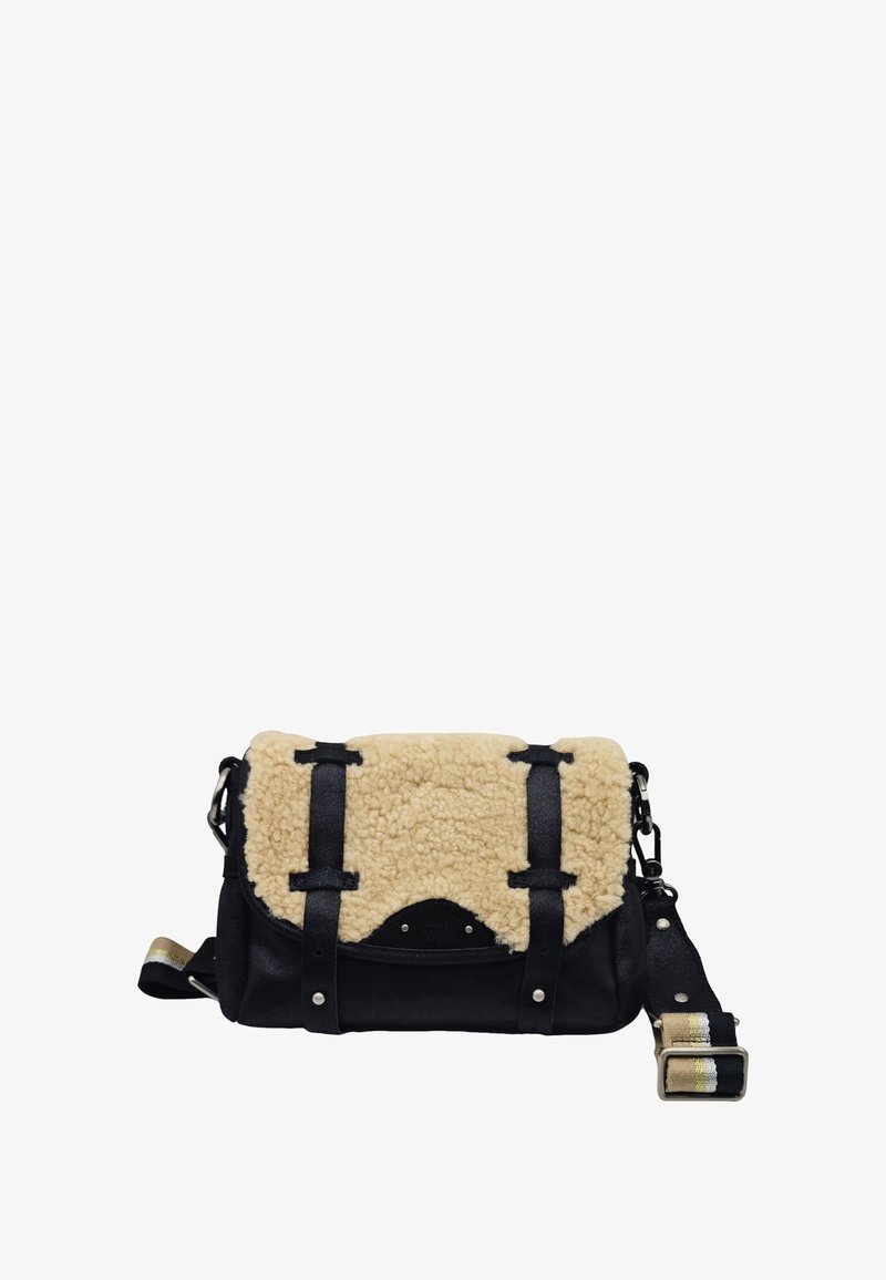 Sac bandoulière noir et beige avec un rabat moelleux beige, des sangles noires avec des rivets argentés, et une bandoulière ajustable rayée.