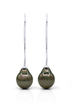 Boucles d'oreilles en argent à crochet avec de grosses perles rondes vert foncé suspendues aux extrémités sur un fond blanc.
