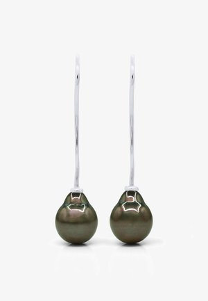 Boucles d'oreilles en argent à crochet avec de grosses perles rondes vert foncé suspendues aux extrémités sur un fond blanc.