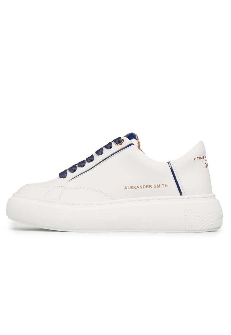 Weiße Leder-Sneaker mit blauen Satin-Schnürsenkeln, einem gepolsterten Kragen, metallisch goldenen Akzenten und einer dicken weißen Gummisohle. Trägt den Markennamen „ALEXANDER SMITH“. 