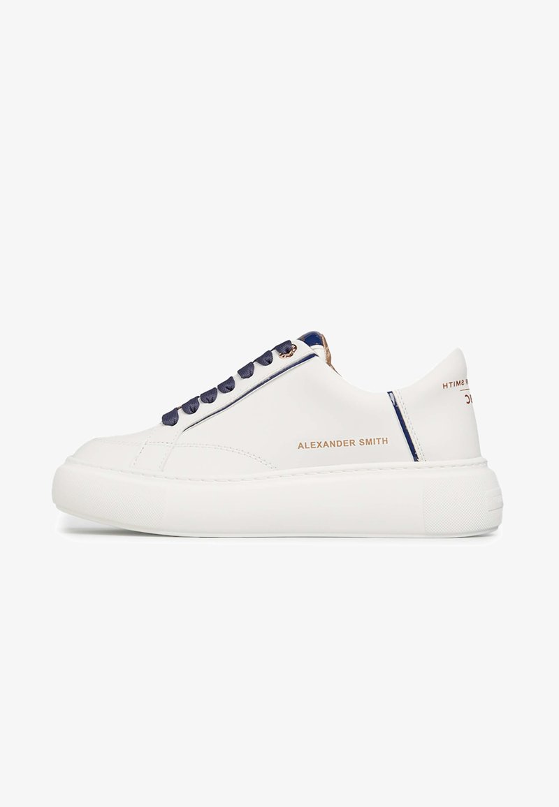 Weiße Leder-Sneaker mit blauen Satin-Schnürsenkeln, einem gepolsterten Kragen, metallisch goldenen Akzenten und einer dicken weißen Gummisohle. Trägt den Markennamen „ALEXANDER SMITH“.