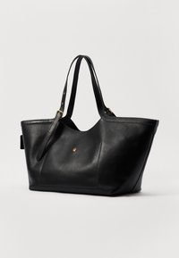 Sac tote en cuir noir au design structuré. Dispose de deux poignées, de quincaillerie dorée et d'une poche avant avec un logo en relief discret.