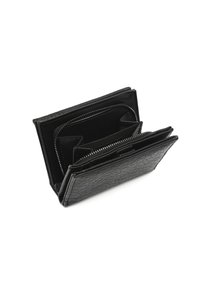 Juodas odinis piniginė su tekstūruota paviršių, turinti kelis skyrelius, užtraukiamą kišenę ir elegantišką, sulenktą dizainą.