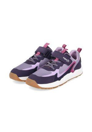 Paire de baskets pour enfants violettes et roses avec semelles blanches, lacets gris et bandes Velcro, positionnées côte à côte sur fond blanc.