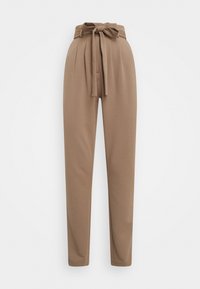 Hnědé zúžené kalhoty s páskem v vysokém pasu, sklady a hladkou texturou látky. Vhodné na neformální i formální nošení.
