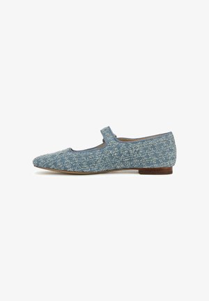 Chaussure Mary Jane en textile bleu avec un bout rond, un talon plat, un motif floral et une sangle à la cheville. Présente une surface texturée et une doublure douce.