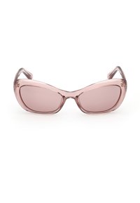 Lunettes de soleil œil de chat teintées rose avec une monture semi-transparente et des branches légèrement incurvées, présentées sur un fond blanc.