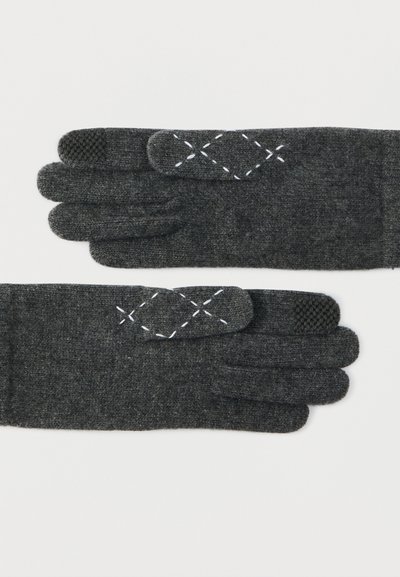 Gråstickade handskar gjorda av mjukt material. Har svarta greppaccents på tumme och pekfinger, med vita dekorativa stygn i ett diamantmönster.