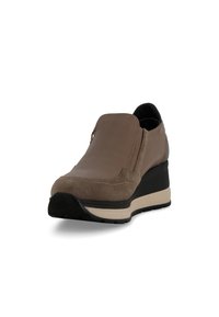 Scarpa slip-on in pelle taupe con suola platform nera e intersuola beige, vista frontale angolata su sfondo bianco.