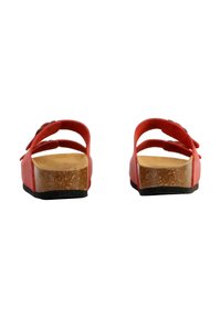 Sandali rossi con cinturini regolabili, soletta in sughero e suola in gomma nera. Il design presenta una superficie liscia e una forma minimalista.
