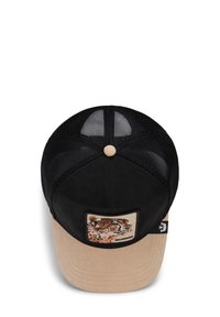 Gorra negra y marrón con visera curva, que presenta un parche de guepardo en la parte frontal, respaldo de malla y un cierre a presión en la parte trasera.