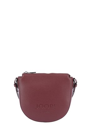 Ronde bordeaux leren crossbody tas met reliëflogo, bovenste ritsluiting en verstelbare schouderband. Textuur oppervlak met gladde accenten.