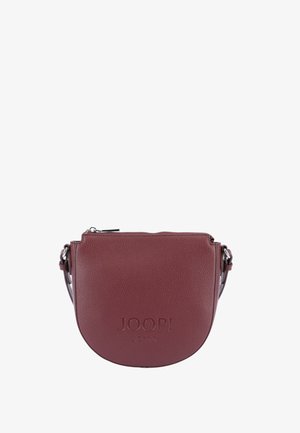 Ronde bordeaux leren crossbody tas met reliëflogo, bovenste ritsluiting en verstelbare schouderband. Textuur oppervlak met gladde accenten.