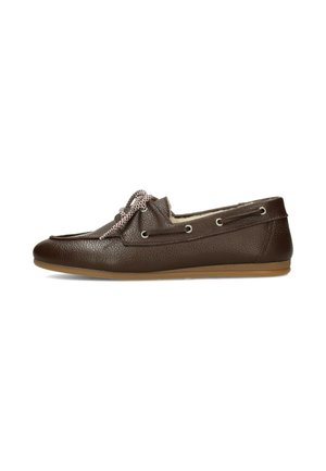 Zapato tipo mocasín de piel marrón oscuro con cordones estampados, ojales laterales y una suela de goma marrón clara.