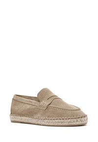 Scarpa slip-on in suede beige con suola in juta finta espadrilles, caratterizzata da un vamp cucito e una texture morbida e liscia.