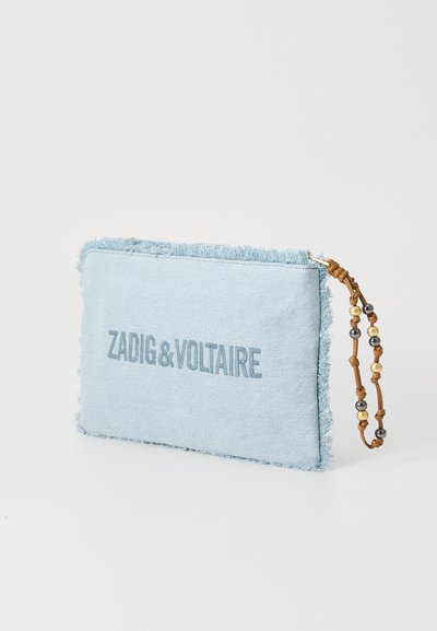 Lichtblauwe denim pouch met rafelige randen. De voorkant heeft de tekst "ZADIG&VOLTAIRE". Inclusief een bruine band met decoratieve kralen.