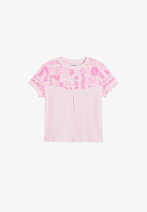 Różowy t-shirt z krótkim rękawem, z przodu tekstura z powtarzającym się graficznym tekstem i symbolami w ciemniejszym odcieniu różu. Gładki tył.