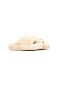 Zapatillas de felpa en beige cremoso, con una textura suave, diseño de punta abierta y suela acolchada para mayor comodidad.