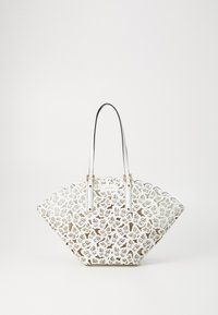 Bolsa tote blanca cortada con láser, con borde ondulado en la parte superior, detalles en dorado y dos asas blancas; patrón floral con un interior color tostado.