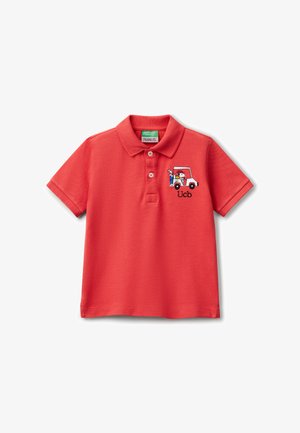 Polo rouge en mélange de coton, avec un col, des manches courtes et un design brodé d'une voiture avec des personnages.