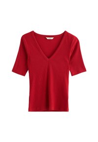 Červené ribované tričko s hlubokým véčkovým výstřihem a krátkými rukávy. Má mírně rozšířený siluetu a boční rozparky pro větší pohyb.