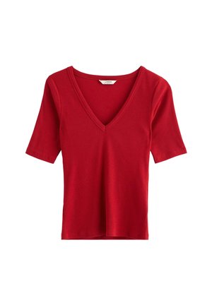 Röd, ribbade t-shirt med djup V-ringning och korta ärmar. Har en något utsvängd silhuett och sidoöppningar för ökad rörelse.