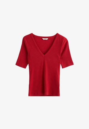 Röd, ribbade t-shirt med djup V-ringning och korta ärmar. Har en något utsvängd silhuett och sidoöppningar för ökad rörelse.
