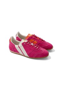 Paire de baskets en suédine rose avec des bandes blanches sur les côtés, des détails orange sur la languette, des lacets roses et des semelles marron clair sur fond blanc.