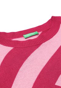 Strickpullover mit kräftigen rosa und hellrosa Streifen, geripptem Halsausschnitt und einem grünen Markenetikett "United Colors of Benetton."