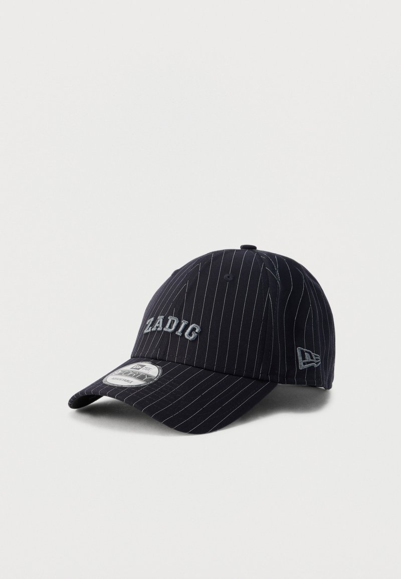Casquette de baseball bleu marine à fines rayures blanches, logo brodé "ZADIG" sur le devant, sangle ajustable, visière incurvée et design ajusté.