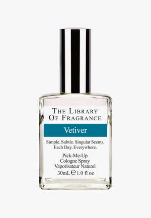 Bottiglia di profumo in vetro trasparente con un pesante tappo argentato. L'etichetta presenta una banda blu con "Vetiver" in grassetto bianco. Capacità di 30mL.