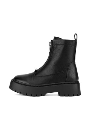 - Botki na platformie