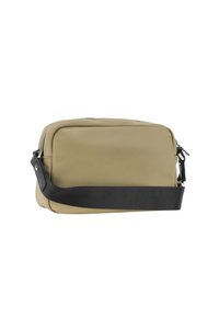 Borsa rettangolare compatta realizzata in morbido tessuto khaki con tracolla nera regolabile, dotata di una chiusura zip argentata e design minimalista.