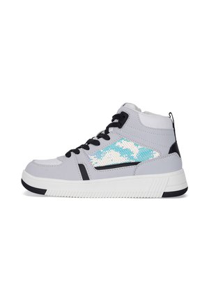 Zapatilla alta con parte superior sintética de color gris claro, acentos negros, cordones y un diseño de lentejuelas azules en el costado. Suela gruesa de color blanco.