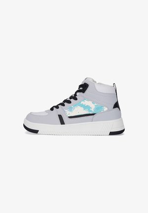 Zapatilla alta con parte superior sintética de color gris claro, acentos negros, cordones y un diseño de lentejuelas azules en el costado. Suela gruesa de color blanco.
