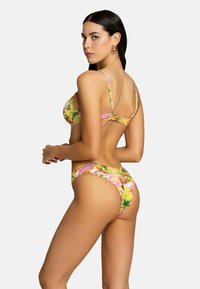 Bikini a fiori rosa e gialli con spalline sottili e regolabili, scollatura profonda e fondo a taglio brasiliano, caratterizzato da una texture di tessuto liscia.