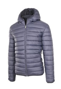 Giacca con cappuccio trapuntata blu navy con zip frontale e tasche laterali con zip su uno sfondo bianco.