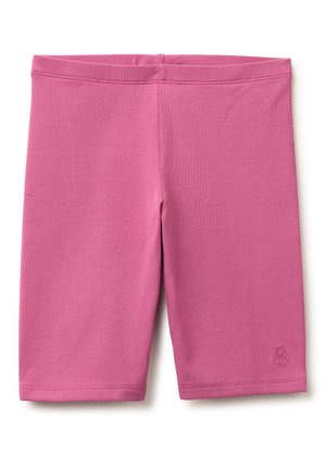 Schlichte pinkfarbene, knieumspielende Stretch-Shorts mit elastischem Bund und kleinem, besticktem Logo nahe dem Saum am rechten Bein.
