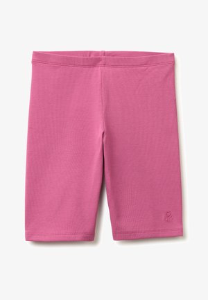 Schlichte pinkfarbene, knieumspielende Stretch-Shorts mit elastischem Bund und kleinem, besticktem Logo nahe dem Saum am rechten Bein.