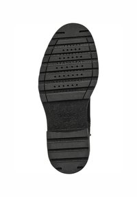 Suela de zapato de goma negra con surcos texturizados y orificios de ventilación, con un acabado suave y una ligera curvatura en la punta.