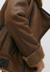 Stradivarius Chaqueta de cuero sintético - brown