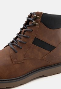 Pier One Botines con cordones - brown