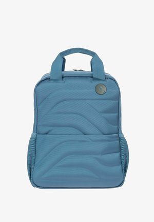 Blauer Stoff-Rucksack mit gequiltetem Wellenmuster, zwei oberen Tragegriffen und seitlichen Netztaschen. Verfügt über ein rundes metallisches Logo auf der Vorderseite.