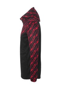 Hættejakke med en sort krop og ærmer i røde abstrakte zigzag-mønstre. Materialet virker glat med en blød overflade og sidelommer.